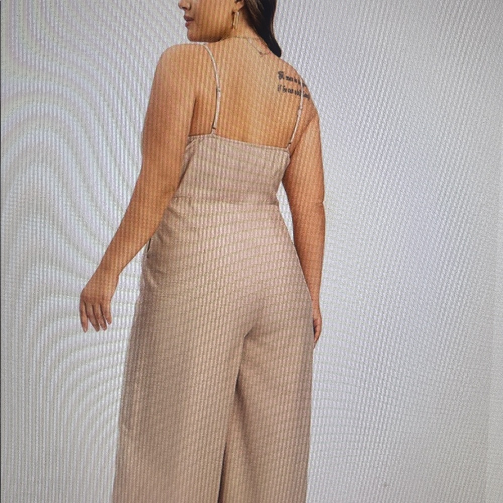 NWT Women’s Curvesoul V-Neck Cami Jumpsuit.  1X. Plus Size.  Soo Cute - Picture 2 of 6